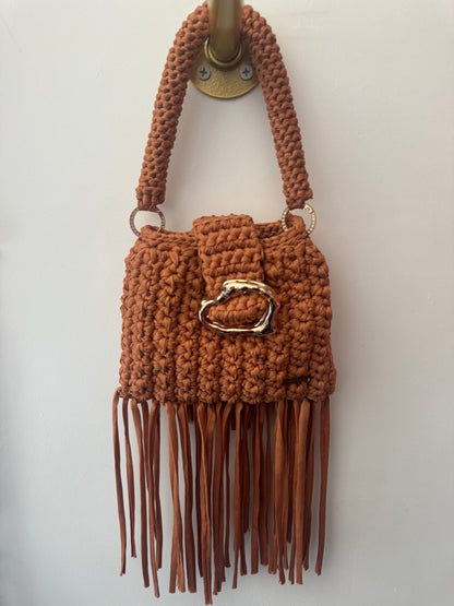 NÚDO Fringe Luxe | Cartera Artesanal de Trapillo con Flecos